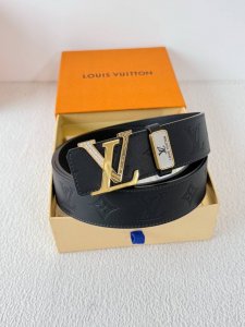 品名： Lv..路易..威登腰带皮带原单 型号：挂扣，经典纯钢材质镶钻挂扣，头层牛皮，图片实物拍摄 材料：头层牛皮，挂扣系列，纯钢材质扣头，钯镀电镀工艺永不掉色