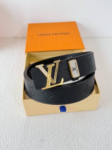 品名： Lv..路易..威登腰带皮带原单 型号：挂扣，经典纯钢材质镶钻挂扣，头层牛皮，图片实物拍摄 材料：头层牛皮，挂扣系列，纯钢材质扣头，钯镀电镀工艺永不掉色
