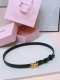 缪缪miumiu 古金扣 宽度：2Cm 这款皮革腰带是提升别致造型品味的理想之选。醒目的标志性徽标装点搭扣，营造精致撞色与纹理 金属徽标搭扣 搭扣饰醒目徽标