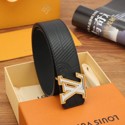 特 本季新品Lv Imprint 40Mm双面皮带为休闲装扮带来清新的街头精神。皮革表带以运动鞋鞋底为灵感，饰有“Vuitton”字样，Lv Initials扣