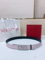 Vlogo Signature搭扣，饰以施华洛世奇仿珍珠 -施华洛钻 花纹搭扣 -进口小牛皮材质 进平纹带身 -宽度：3厘米