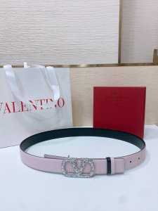 Vlogo Signature搭扣，饰以施华洛世奇仿珍珠 -施华洛钻 花纹搭扣 -进口小牛皮材质 进平纹带身 -宽度：3厘米