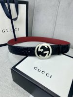 带宽4.0Cm Gucci 互扣式双G腰带 采用热压印技术的Gucci Signature皮革精制而成 巧妙搭配枣红色头层牛皮 触感厚实 印花图案清晰分明 五金