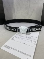 宽度4.0Cm Versace范思哲此款Palazzo腰带采用牛皮革面料制作，并饰有Le Pop Classique图案印花和标志性的美杜莎五金配件。