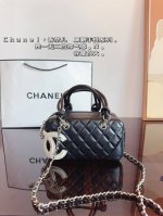 香奈儿Chanel 康鹏中古波士顿 令人一眼钟情双C Logo太吸睛了 经典又特别 康鹏皮质很耐用哦 不论单肩斜挎是真香～又酷又随意 是漫不经心的酷女孩啦~尺寸