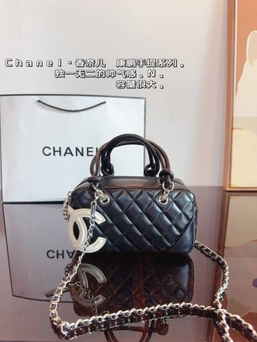 香奈儿Chanel 康鹏中古波士顿 令人一眼钟情双C Logo太吸睛了 经典又特别 康鹏皮质很耐用哦 不论单肩斜挎是真香～又酷又随意 是漫不经心的酷女孩啦~尺寸