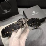 特 范思哲 宽4.0Cm 新款 皮革腰带，以经典 Versace 美杜莎头像装饰，皮带配有闪亮双色五金，增添造型魅力。完美时尚必备单品。