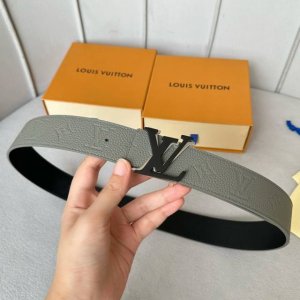 特 P180 寬：40Mm 驢家 寬度40Mm Ss今季專櫃在售新品 男款 意大利進口荔枝紋飾有Logo標識圖案 背面則以低調的純黑色頭層小牛皮打造而成 搭配經