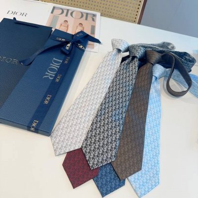 特 爆款到Do家新款领带 Dior男士 D家Logo系列领带 ，稀有展现精湛手工与时尚优雅的理想选择，这款采用Do家最经典极具标志性Logo提花制成的领带，以同