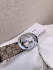 配全套包装礼盒 DDD Gucci 古驰 于1921年创立于佛罗伦萨，是全球卓越的奢华精品品牌之一。此款式 4.0 是如今最火爆款原版小牛皮配上经典双G扣，手感