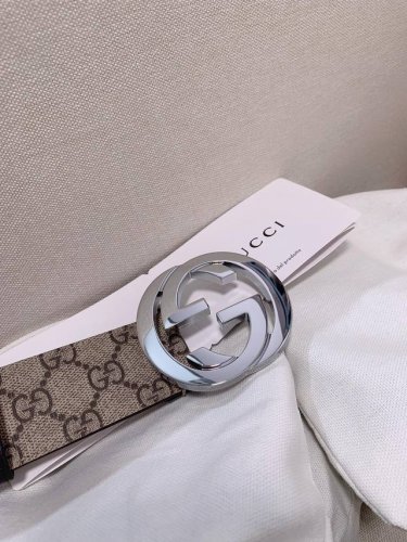 配全套包装礼盒 DDD Gucci 古驰 于1921年创立于佛罗伦萨，是全球卓越的奢华精品品牌之一。此款式 4.0 是如今最火爆款原版小牛皮配上经典双G扣，手感