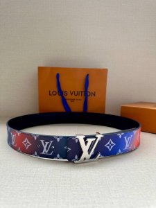 4.0宽Lv Pyramide This Is Not Mng 双面腰带令 Monogram 图案沉入朦胧意境，反面衔接做旧光滑牛皮革，一展艺术气息。Lv Py