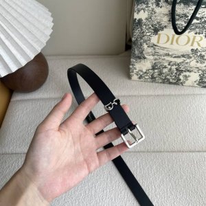 这款马鞍Loo腰带是2025系列全新单品 采用光滑牛皮革等材质精心制作 搭配Cd针扣 饰以Cd标志腰带环提升格调 致敬马鞍标识 可与经典西装外套 连衣裙或牛仔裤