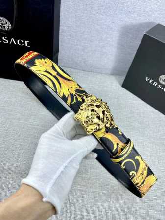 宽度4.0Cm Versace范思哲此款Palazzo腰带采用牛皮革面料制作，并饰有Le Pop Classique图案印花和标志性的美杜莎五金配件。 - 点击图像关闭