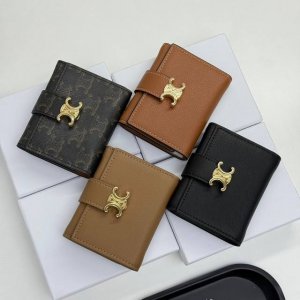 Celine F07颜色 黑色 杏色 棕色 老花 尺寸 11*10*5Celine短式钱包非常炫美的一个系列，专柜同步，采用头层牛皮，精致时尚！