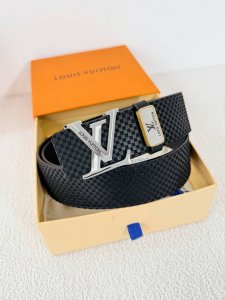 品名： Lv..路易..威登腰带皮带原单 型号：挂扣，经典纯钢材质挂扣，头层牛皮，图片实物拍摄 材料：头层牛皮，挂扣系列，纯钢材质扣头，钯镀电镀工艺永不掉色。原