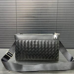 Bottega Veneta 葆蝶家 二合一手工编织男士腰包 单肩包 斜挎包 经典百搭 实物拍摄 原厂原版面料 配送防尘袋 25 X 17 Cm。