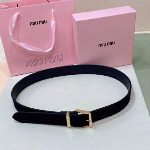 特 Miumiu 23 金属搭扣. 腰带环饰有激光雕刻徽标，这款皮革腰带设计简约而优雅 ，腰带伴环以Miu Miu徽标 进口牛皮腰带 3.5Cm