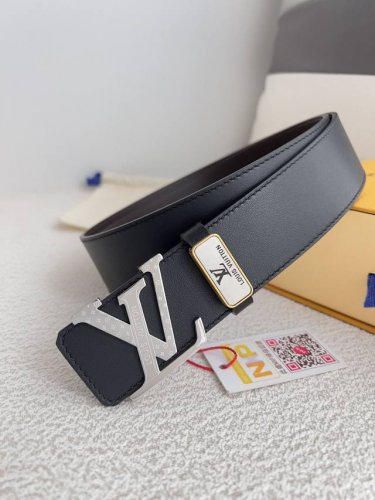 品名： Lv..路易..威登腰带皮带原单 型号：挂扣，经典纯钢材质面字母挂扣，头层牛皮，图片实物拍摄 材料：头层牛皮，挂扣系列，纯钢材质扣头，钯镀电镀工艺永不掉