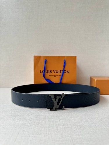 4.0宽 Lv Shadow 腰带拥有 Monogram Shadow 皮革的经典风尚和素面皮革的内敛格调，再为 Lv 搭扣描绘双层扣 以摩登笔触焕新男士衣橱