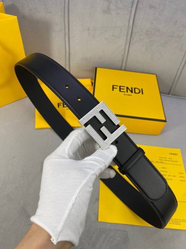 宽度4.0Cm Fendi 芬迪 此款平纹腰带搭配双f 镶钻钢扣相呼应 专柜新款不管是商务 休闲都能完美搭配 扣头金 白真空电镀。