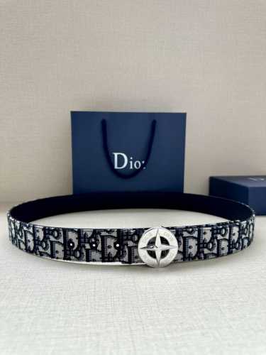宽度3.5Cm 这款不锈钢金属腰带扣来自 Dior And Stone Island 限定系列，突显联名系列标志，Stone Island 的经典星星与 Dio