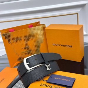 Everyday Pin 腰带为光滑皮革融入路易威登铭纹黄铜搭扣，再将精巧 Lv Initiales 装饰悬挂于束带圈之下。醒目缝线聚合视觉焦点，可轻松升级正装
