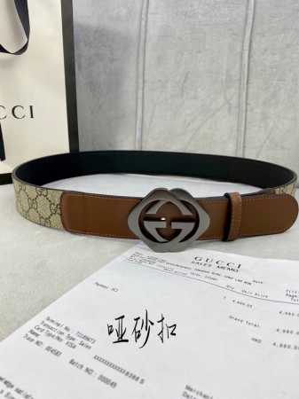 宽度4.0Cm Gucci 这款腰带在早秋系列中惊艳亮相，采用以标志性米色 乌木色组合呈现的品牌双G字母交织图案，与黑色皮革材质相得益彰。双G菱形砂扣采用做旧效 - 点击图像关闭