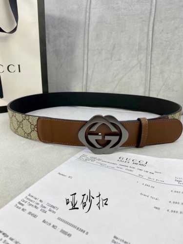 宽度4.0Cm Gucci 这款腰带在早秋系列中惊艳亮相，采用以标志性米色 乌木色组合呈现的品牌双G字母交织图案，与黑色皮革材质相得益彰。双G菱形砂扣采用做旧效