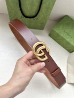 特 Gucci单层树膏皮革腰带，配有品牌标志性双G带扣。无涂层褪色皮革材质。 棕色皮革 钯金色调配件 双G带扣 搭扣：做旧复古双G扣 适用低腰和高腰两种穿戴方式