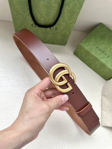 特 Gucci单层树膏皮革腰带，配有品牌标志性双G带扣。无涂层褪色皮革材质。 棕色皮革 钯金色调配件 双G带扣 搭扣：做旧复古双G扣 适用低腰和高腰两种穿戴方式