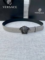 宽度：3.0Cm 范思哲 此平纹腰带饰有标志性的Versace美杜莎头像扣，彰显品牌格调。是一款精美的衣橱必备单品。秀场同款！
