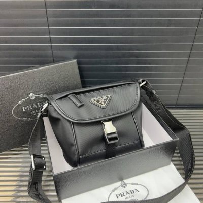 Prada 普拉达 Re-Nylon 搪瓷金属三角形标志 Saffiano 帆布尼龙布胸包 斜挎单肩包 实物拍摄 原厂原版面料 配送防尘袋15 X 17Cm。