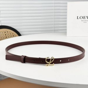 Loewe罗意WSss秋冬新款 光滑小牛皮腰带 配有 L 字母组合针扣 手工细致精巧 具有浓厚浪漫、古雅情调的地中海文化色彩 1.6Mm精品。