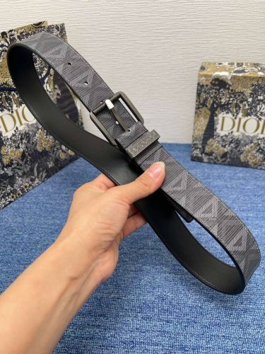 特 P200 这款 35 毫米双面腰带结合典雅气质与摩登风范。冬季新款 一面采用黑色 Dior Gravity 印花效果皮革，以牛皮革融合压花工艺，演绎经典的