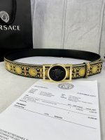 特 宽度4.0Cm Versace 范思哲 此款Palazzo腰带采用牛皮革面料制作，并饰有Le Pop Classique图案印花和标志性的美杜莎五金配件。
