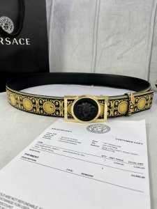 特 宽度4.0Cm Versace 范思哲 此款Palazzo腰带采用牛皮革面料制作，并饰有Le Pop Classique图案印花和标志性的美杜莎五金配件。