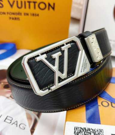 皮带：Lv..路易..威登顶级复刻. 腰带：原单品质百分百头层牛皮，保证真皮。雕花镂空镶钻石设计24K纯钢扣.永不掉色进口原厂小牛皮纹路.油蜡工艺双面两用专柜同 - 点击图像关闭