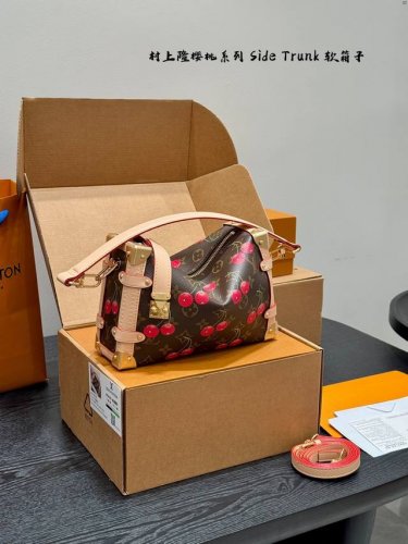 全套礼盒 带芯片！ Lv与村上隆的联名限量款樱桃系列 樱桃与经典老花的结合 Lv Side Trunk 谷爱凌 盒子包 箱子包 24新款！是软软箱子 很多精致的