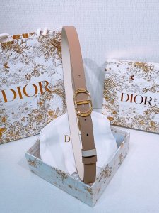 Dior Montaigne *Cd*腰带 饰有*Christian Dior*标志 富有光泽的金色饰面金属细节 两个可拆卸环 小牛皮腰带 2.0Cm