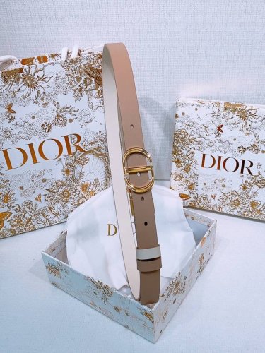 Dior Montaigne *Cd*腰带 饰有*Christian Dior*标志 富有光泽的金色饰面金属细节 两个可拆卸环 小牛皮腰带 2.0Cm