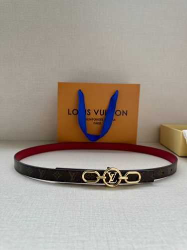 2.0宽 本款 Lv Iconic 双面腰带新款 搭配标志性 Iconic 搭扣，无论展现 Monogram Reverse 帆布或素雅牛皮革，均可为挚爱造型注