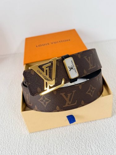 品名： Lv..路易..威登腰带皮带原单 型号：挂扣，经典纯钢材质挂扣，头层牛皮，图片实物拍摄 材料：头层牛皮，挂扣系列，纯钢材质扣头，钯镀电镀工艺永不掉色。原