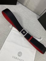 宽度 4.0Cm 范思哲 两面荔枝纹腰带饰有标志性的Versace美杜莎头像扣 彰显品牌格调 是一款精美的衣橱必备单品
