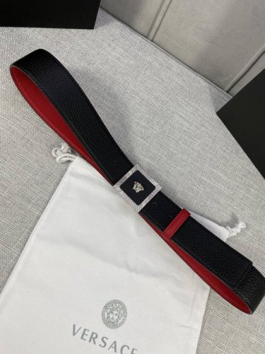 宽度 4.0Cm 范思哲 两面荔枝纹腰带饰有标志性的Versace美杜莎头像扣 彰显品牌格调 是一款精美的衣橱必备单品