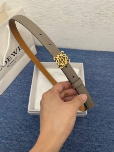 Loewe 罗意威 专柜最新同款腰带 选用光滑牛皮革腰带 饰以金属Loewe腰带扣五孔调节 卓越的工艺 个性的造型 精美的材质 宽:2．0宽