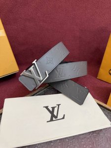 Lv Dimension Drift 双面腰带以路易威登的经典元素挥洒街头型格。Monogram 图案一面更显前卫锋芒，光滑皮革一面释放儒雅气息，精工雕琢的搭扣