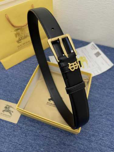 品牌 巴宝莉 特 描述 经典系列新品腰带，采用小牛皮材质，完美搭配手工车线，经典配色，可搭配商务西装或更为休闲的造型。腰带为法国尺寸，请在购买前参阅腰带尺寸指南