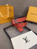 特 Lv Dimension 双面腰带将创意传承与华美街头风范共冶一炉，彰显创意总监 Pharrell Williams 的时尚远见。Monogram 帆布铺陈