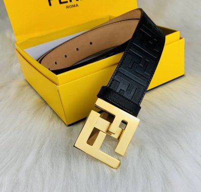 Fendi 芬迪 宽38Mm 标志造型宽皮带。原版f扣，进口原版小牛皮制成。印有浮雕黑ff 图案。镀金表面金属制品，品质保证。